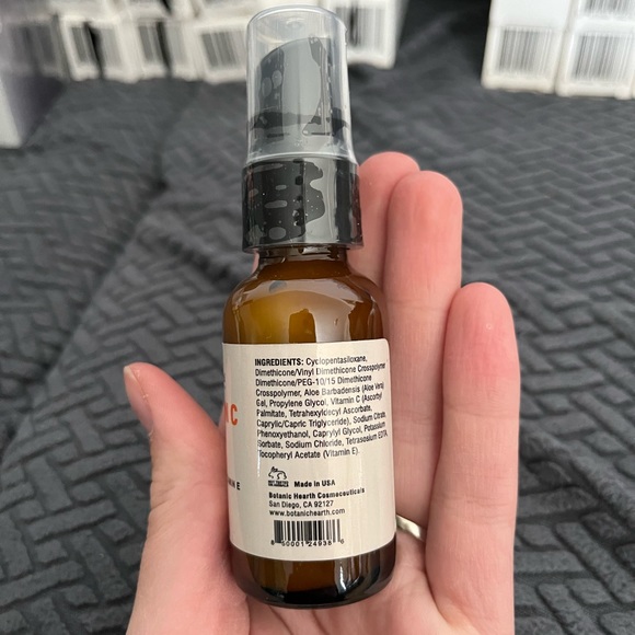 Botanic Hearth
VITAMIN C SERUM - Picture 3 of 9